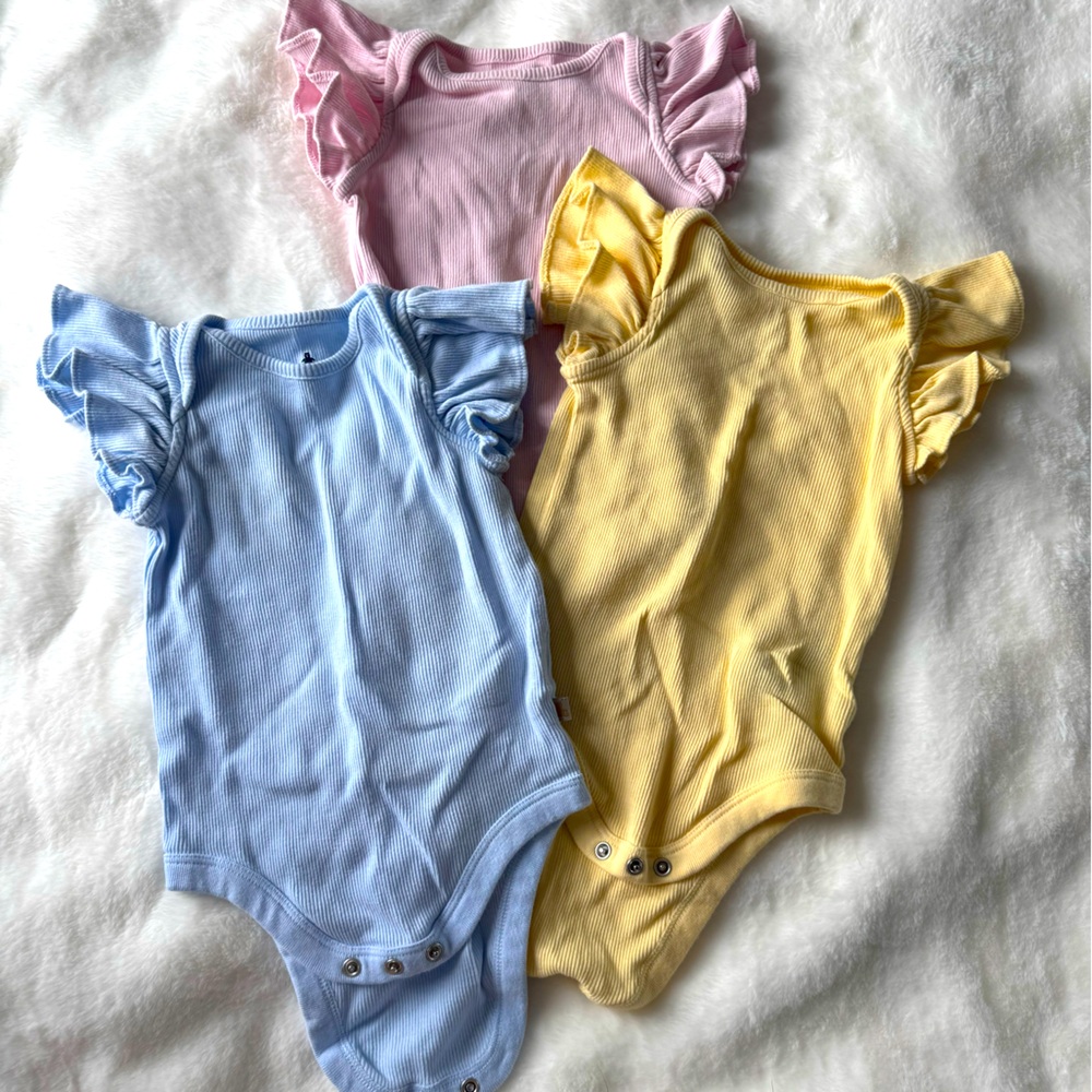 Baby Gap Tiny Rib Flutter Sleeve Onesies size 6-12 month.
